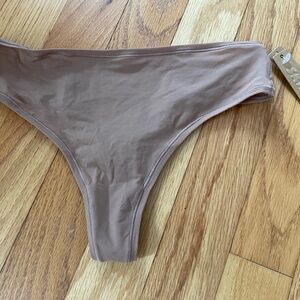 SKIMS Fits Everyone thong in Sienna NWT